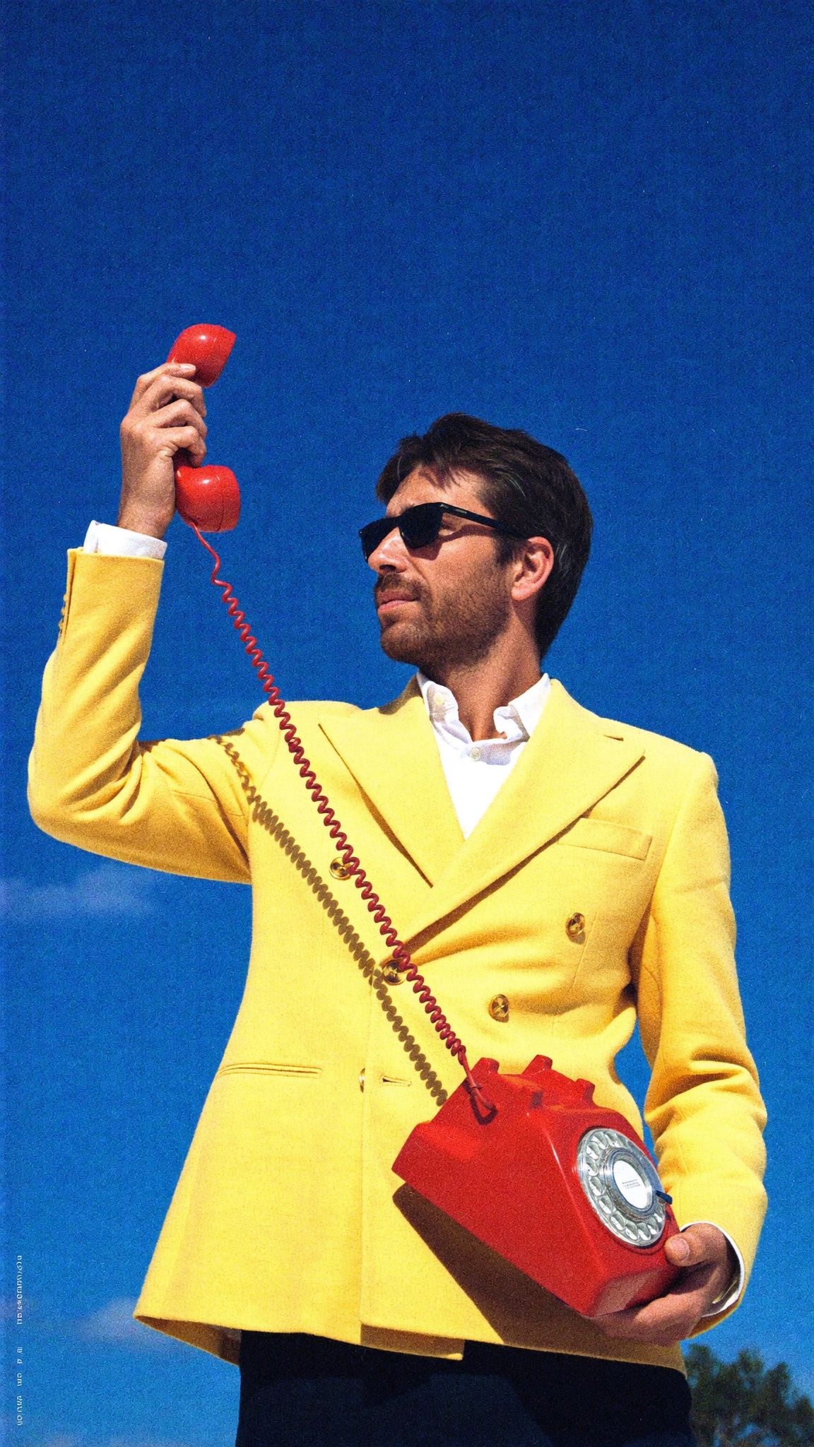 Mathieu Tambon, fondateur de Bonabona, avec un téléphone rouge