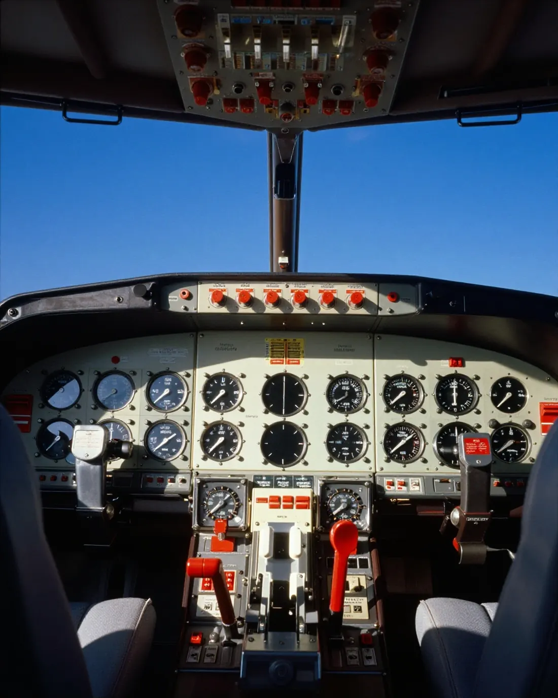 Un cockpit d'avion : des instruments lisibles, alignés, pensés pour piloter